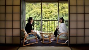 两个人坐在榻榻米房间的窗边