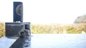 専用露天風呂の縁のクローズアップ