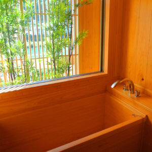 창가 옆 대나무가 보이는 나무 욕조