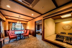 带桌椅和榻榻米休息区的客房