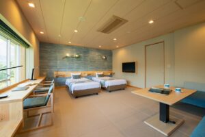 带三张床和休息区的客房