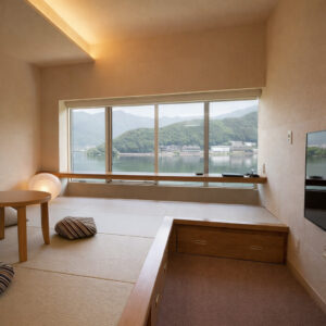 透过客房窗户看到的湖泊和群山