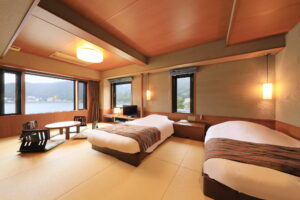 设有两张床和矮桌的榻榻米客房