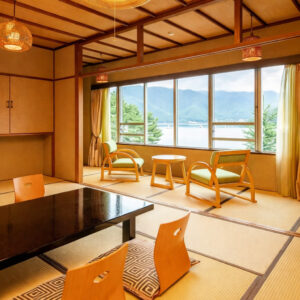 大窗边摆有椅子和桌子的榻榻米房间