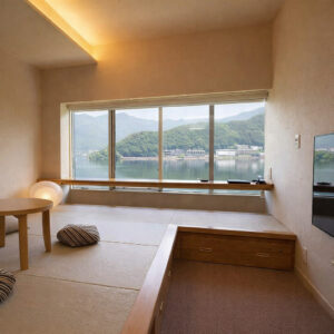 带有朝向湖面的落地大窗的榻榻米休息区。