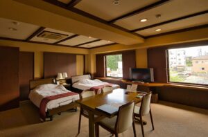 客房内的双床和桌子