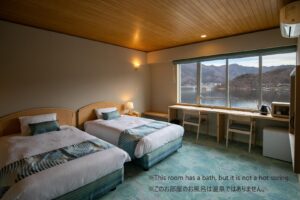 靠窗摆放的双床，可眺望湖景