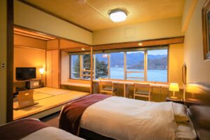 榻榻米房旁的双床和湖景窗户