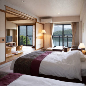 湖景客房内的双床