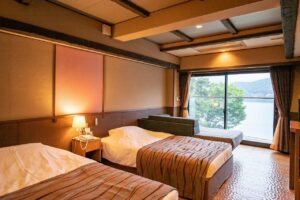 带阳台景观的客房内双床