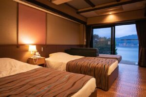 面向湖景的双床客房