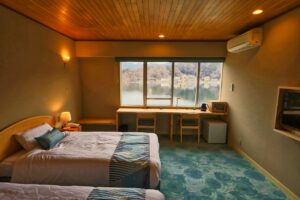 带湖景窗户的客房双床