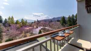 Balcon avec chaises donnant sur le mont Fuji et le jardin