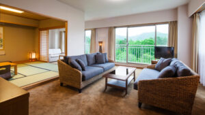 Espace de vie avec canapés à côté d'une pièce tatami et de fenêtres