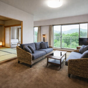 Coin salon avec canapé à côté de la chambre en tatami et de la fenêtre