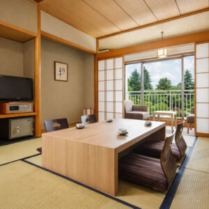 Chambre en tatami avec table basse et sièges sur le balcon