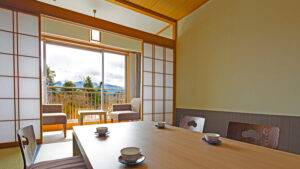 Chambre en tatami avec table basse et chaises près de la fenêtre