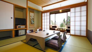 Chambre en tatami avec table basse et sièges de sol