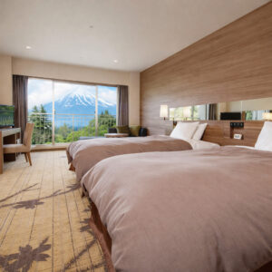 Lits jumeaux dans une chambre avec vue sur le mont Fuji