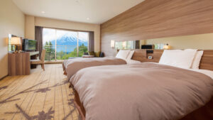 Lits jumeaux dans une chambre avec vue sur le mont Fuji