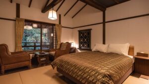 Camera da letto con letto e zona salotto accanto alla finestra