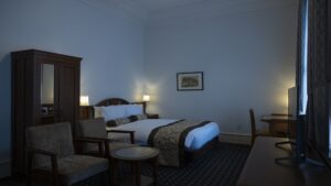 Habitación con cama, sillas y escritorio