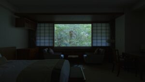 Zona de estar junto a una gran ventana en la habitación