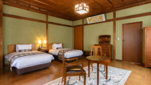 Habitación tradicional con dos camas y una mesa