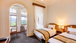 Camas individuales junto a la ventana arqueada de la zona de estar