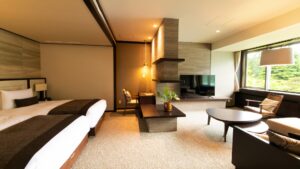 Camas individuales en una habitación amplia