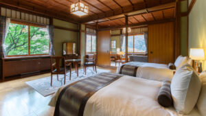 Dos camas individuales en una habitación de estilo tradicional