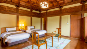 Dos camas individuales en una habitación tradicional con paneles de madera