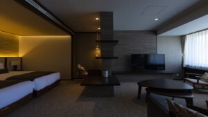 Camas individuales en habitación con zona de estar