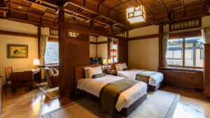 Dos camas en una habitación tradicional con detalles de madera