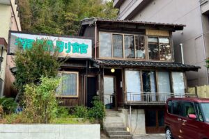 Esterno di un edificio tradizionale con auto parcheggiata