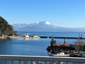 Vista sul porto e sulle montagne oltre la ringhiera del balcone