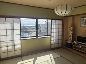 Vista sul porto dalla finestra di una camera con tatami