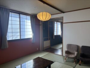 Camera con tatami, tavolo basso e due sedie