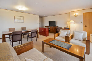 소파 의자, 테이블, 식탁 세트가 있는 거실 공간