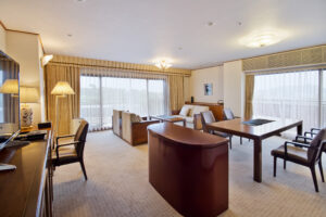 테이블, 의자, 소파 공간이 있는 넓은 객실