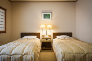 협탁과 조명이 있는 싱글 침대 2개