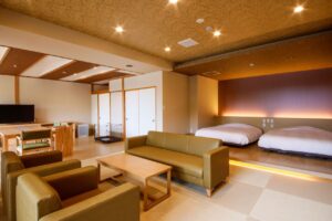 Camera con letti singoli e zona salotto con divano