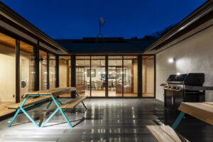 Terrazza esterna con panche e grill di notte