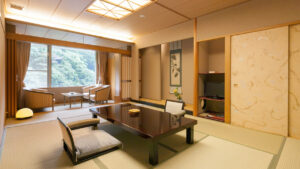 낮은 테이블과 좌식 의자가 있는 다다미방