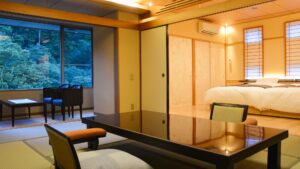 낮은 테이블, 의자, 침대가 있는 다다미방