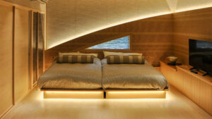 은은한 조명의 객실에 놓인 낮은 침대 두 개