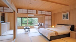 Cama en habitación de tatami con zona de estar con sofá