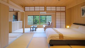 Habitación de tatami con cama y zona de estar