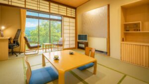 Habitación de tatami con mesa baja y asientos junto a la ventana