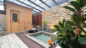 Bagno all'aperto privato accanto a un muro in pietra
